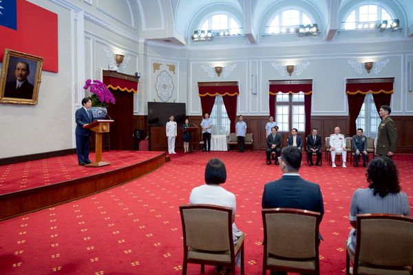 ▲▼總統賴清德主持將官晉任典禮，為晉任憲兵少將的李正義掛階。（圖／總統府提供）