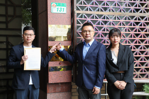 ▲國民黨赴北檢按鈴告發李俊俋，涉及《刑法》背信罪、侵佔罪。（圖／記者鄭佩玟攝）