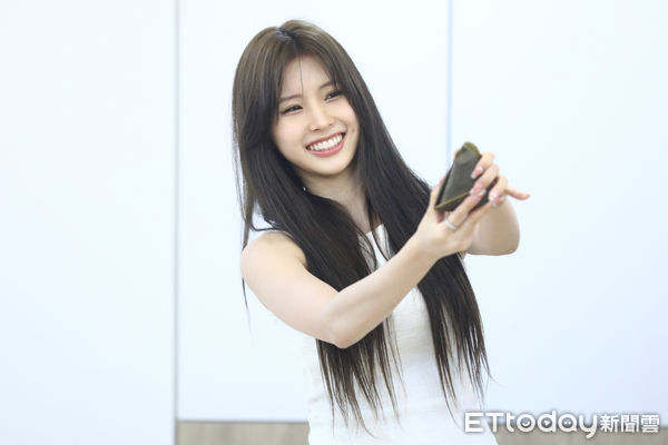 ▲全恩菲出席公益活動，現場學習包粽子。（圖／記者林敬旻攝）