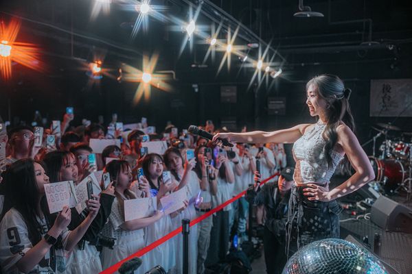 ▲▼艾薇一連兩天開唱寵粉。（圖／環球音樂提供）