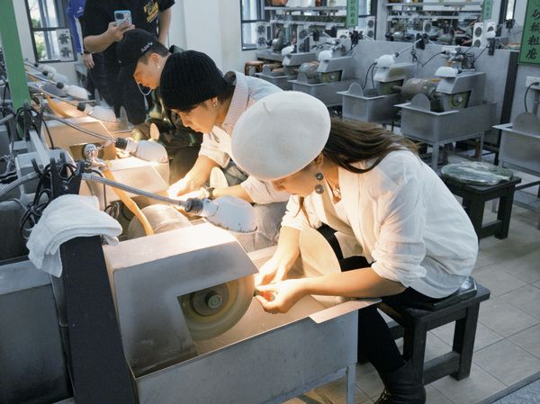 ▲▼鼓鼓、丁噹、蕭秉治體驗磨玉石、手洗愛玉。（圖／相信音樂提供）