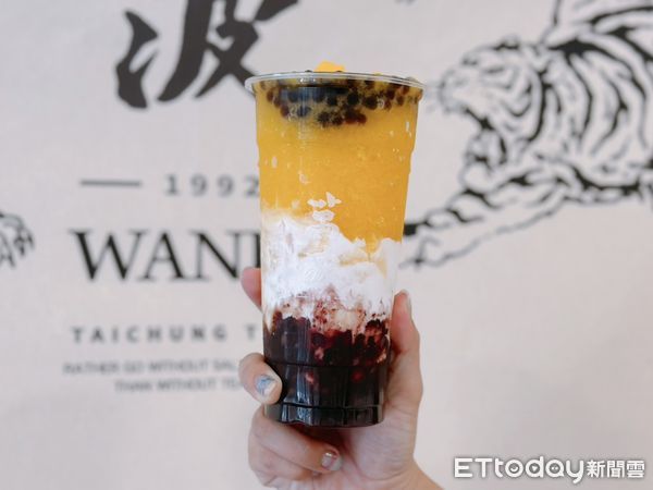 ▲▼萬波芒果季開跑網羅2款飲品「椰芒紫米爽」與、芒果冰沙」。（圖／記者蕭筠攝）