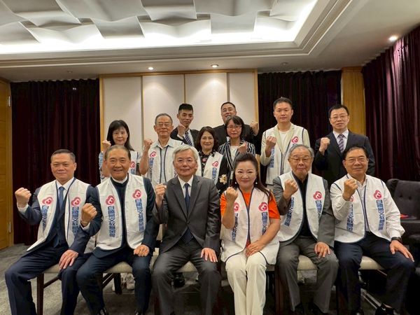 ▲白曉燕基金會28周年，白冰冰(前排右三)出席董事會，內政部警政署長張榮興(前排左三)親臨現場。（圖／長興影視）