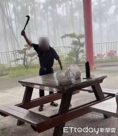 ▲竹山鎮民代表會副主席張秋淋揮舞柴刀恐嚇其女性友人。（圖／翻攝記者爆料網）