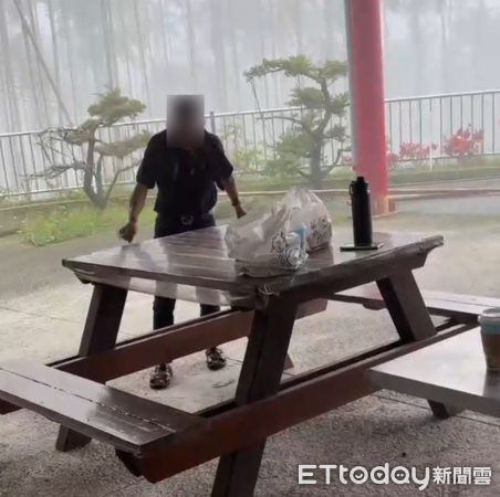 ▲竹山鎮民代表會副主席張秋淋揮舞柴刀恐嚇其女性友人。（圖／翻攝記者爆料網）