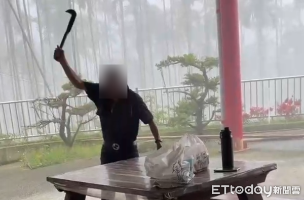 ▲竹山鎮民代表會副主席張秋淋揮舞柴刀恐嚇其女友。（圖／翻攝記者爆料網，下同）