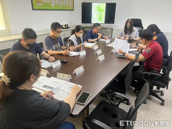 ▲台南市關廟區公所28日舉辦「情境模擬桌上演習及避難收容處所開設演練」，結合兵棋推演與實地操作，模擬地震與強降雨引發的複合型災害。（圖／記者林東良翻攝，下同）