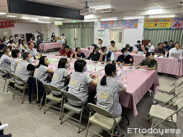 ▲台南市關廟區公所28日舉辦「情境模擬桌上演習及避難收容處所開設演練」，結合兵棋推演與實地操作，模擬地震與強降雨引發的複合型災害。（圖／記者林東良翻攝，下同）
