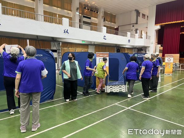 ▲台南市關廟區公所28日舉辦「情境模擬桌上演習及避難收容處所開設演練」，結合兵棋推演與實地操作，模擬地震與強降雨引發的複合型災害。（圖／記者林東良翻攝，下同）