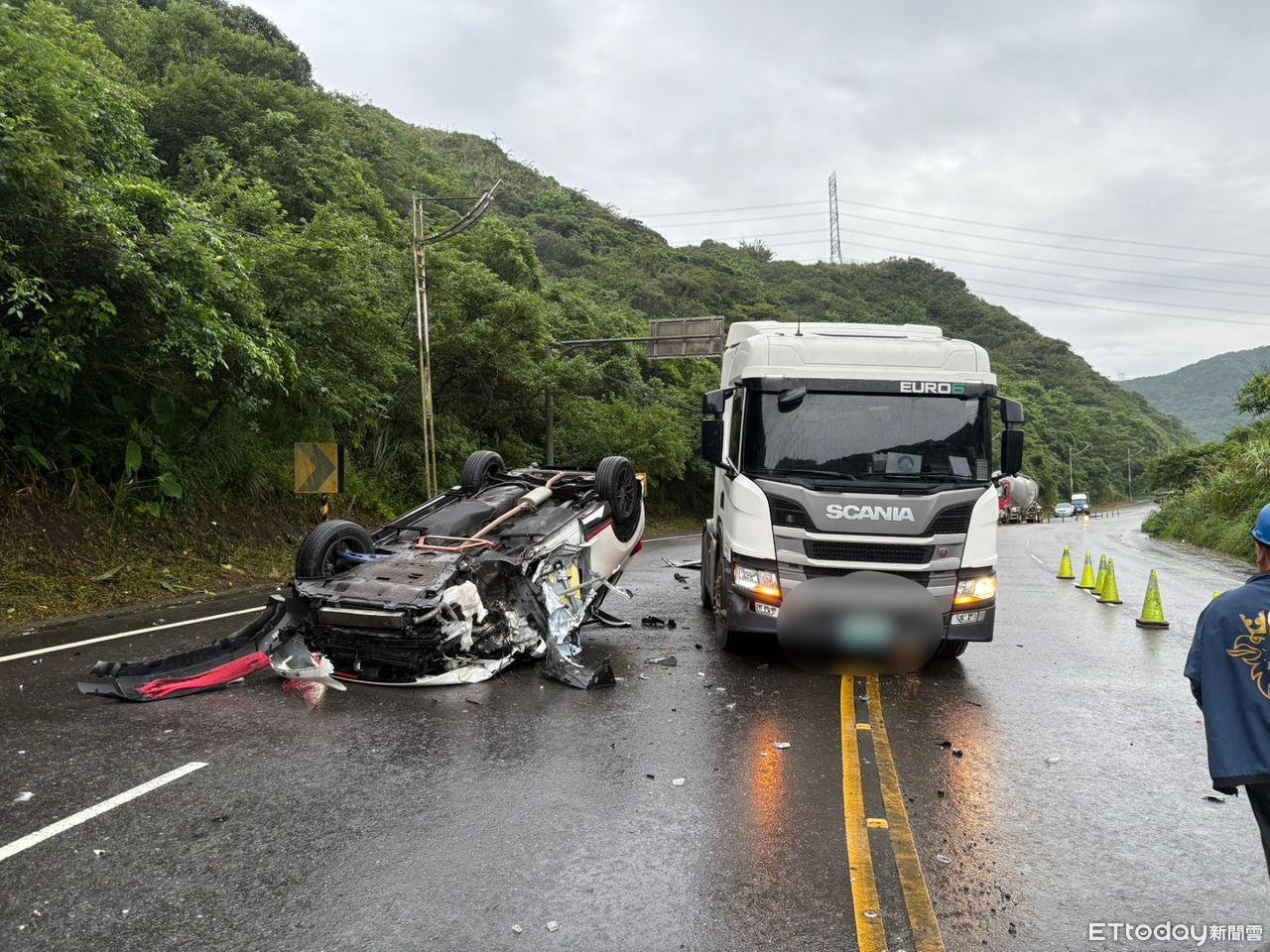 失控片！基隆台2線轎車撞護欄翻覆掃到油罐車　駕駛酒駕慘了