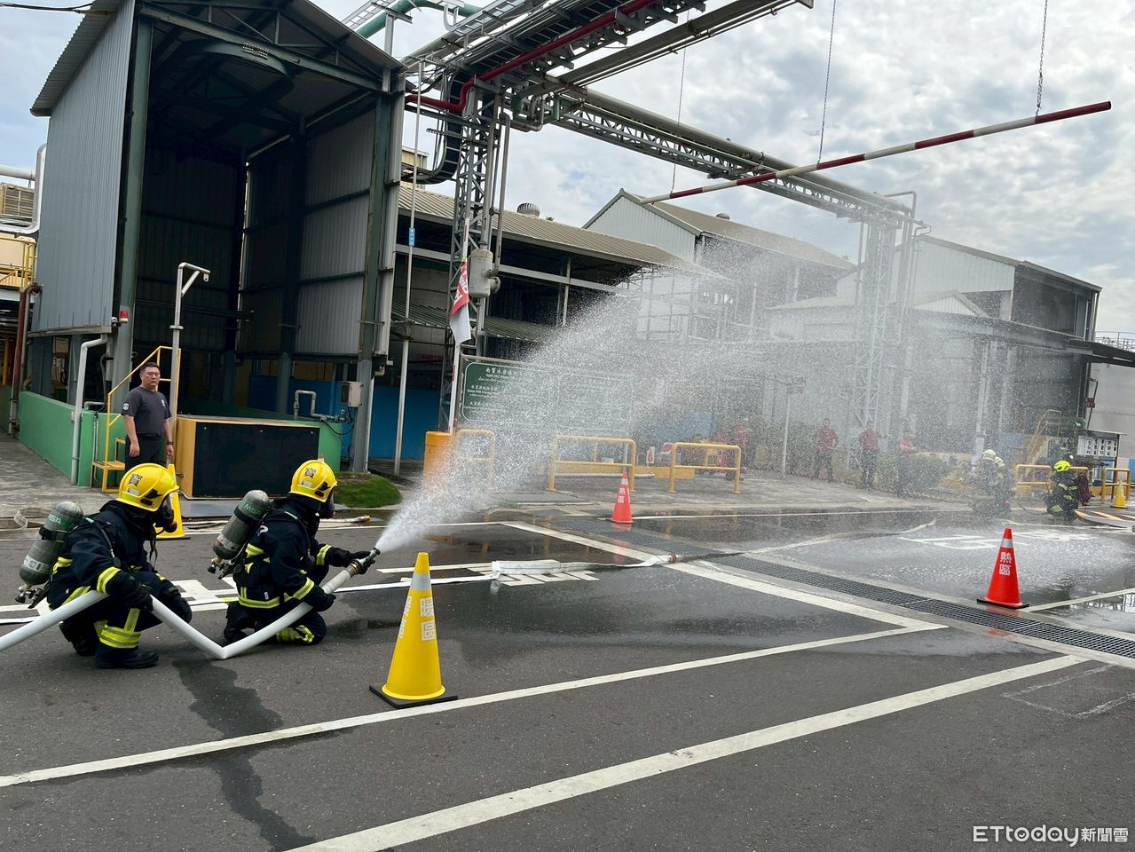 災防演練實兵上陣　南寳樹脂攜手南消模擬地震引爆毒災火警複合情境