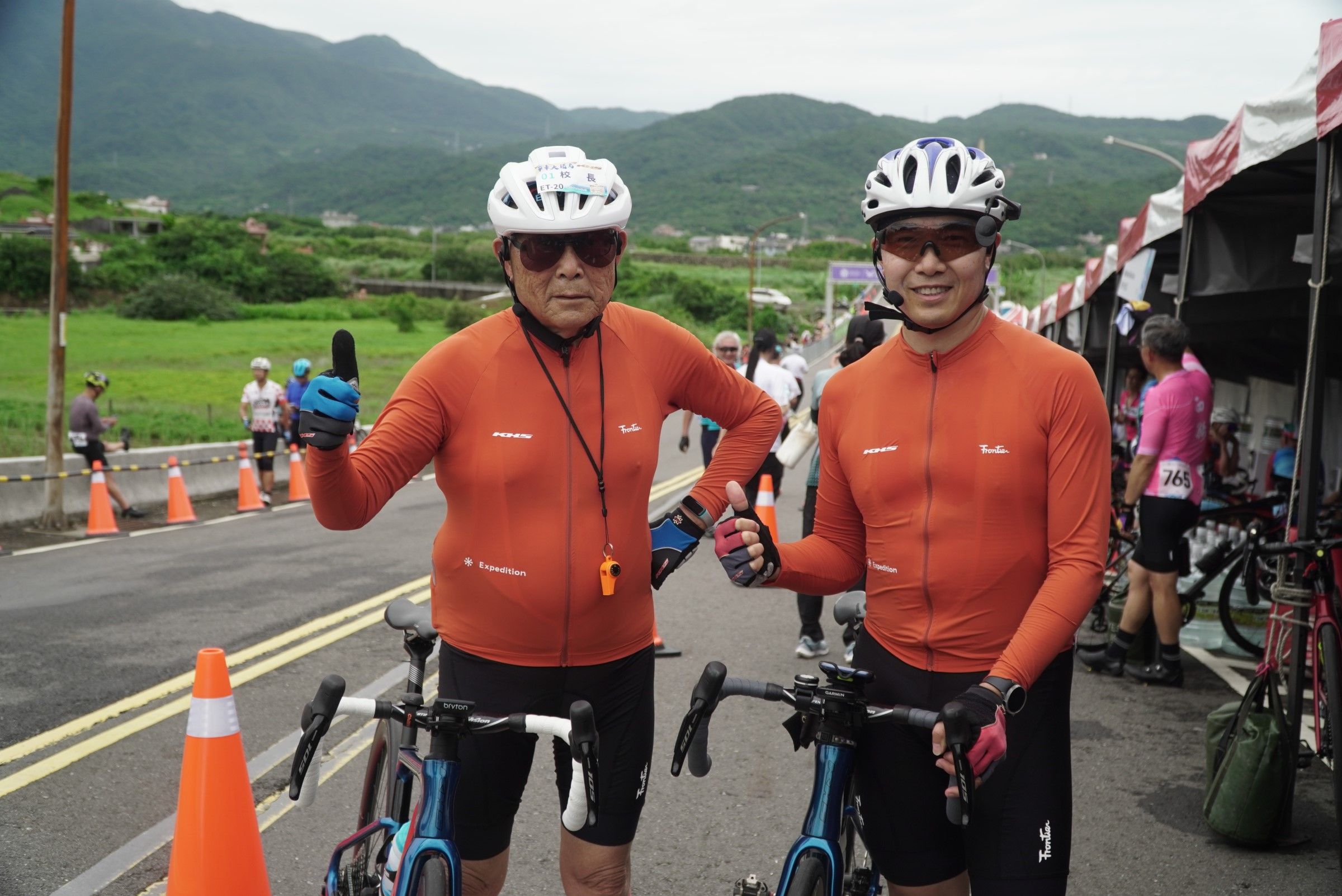 ▲▼世壯運個人公路賽全場最年長的參賽者84歲校長謝文秀勇闖北海岸。（圖／KHS功學社單車提供）