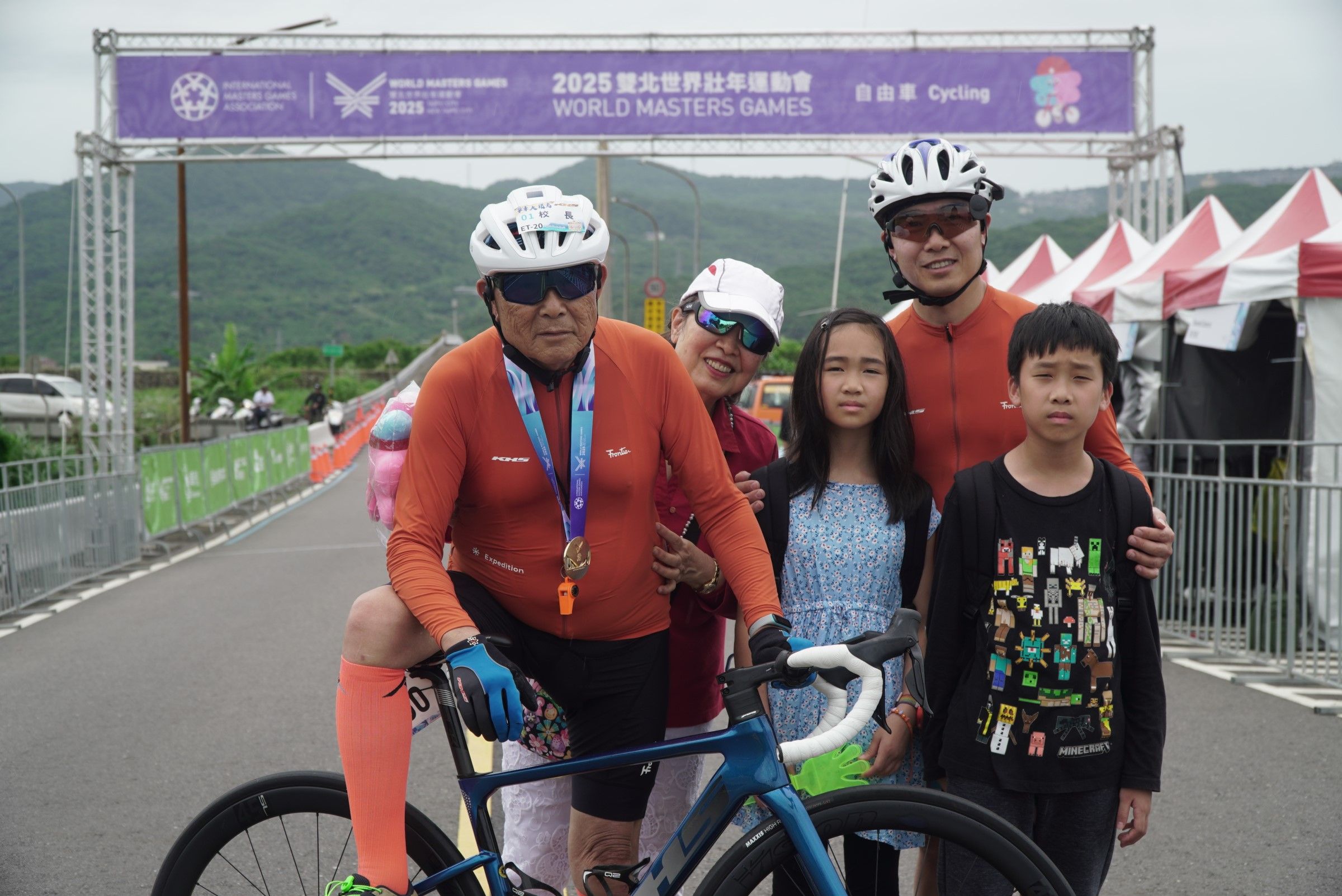 ▲▼世壯運個人公路賽全場最年長的參賽者84歲校長謝文秀勇闖北海岸。（圖／KHS功學社單車提供）