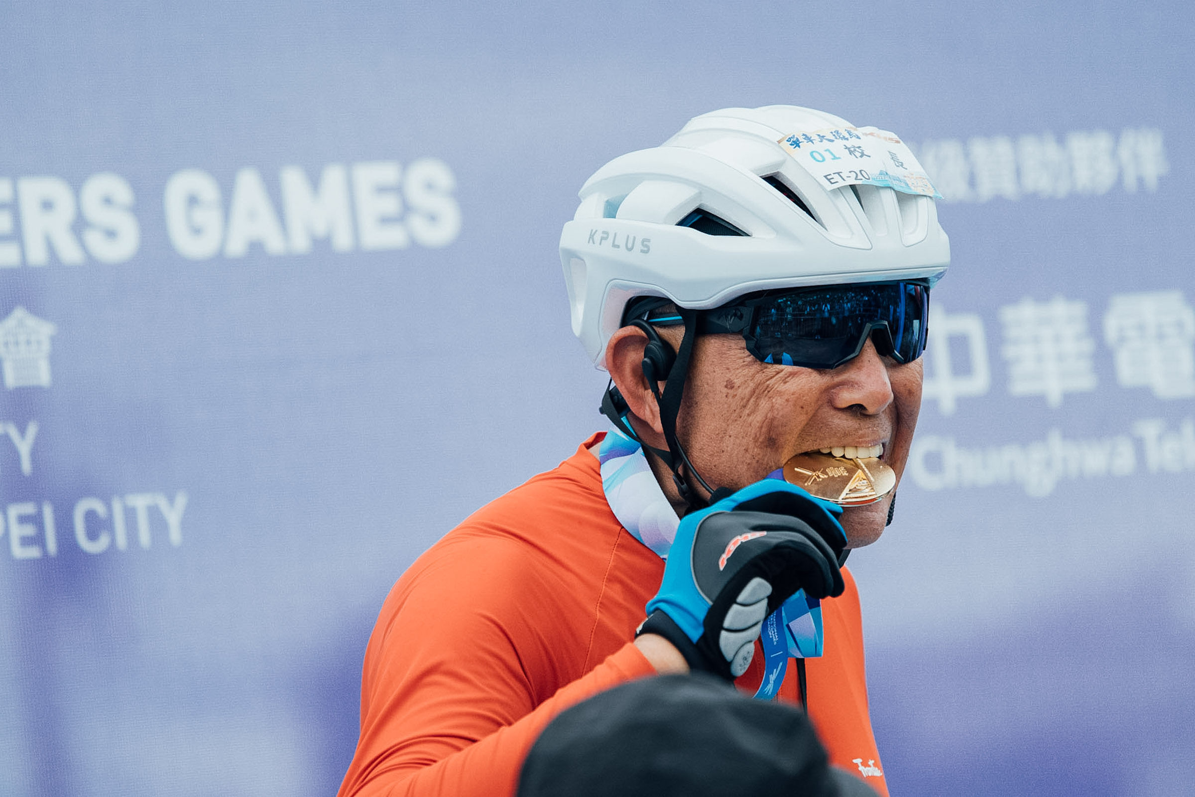 ▲▼世壯運個人公路賽全場最年長的參賽者84歲校長謝文秀勇闖北海岸。（圖／KHS功學社單車提供）