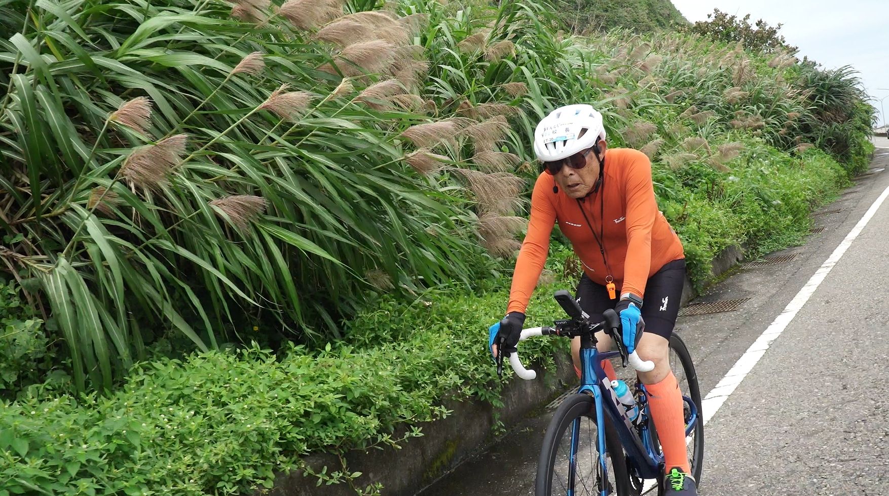 ▲▼世壯運個人公路賽全場最年長的參賽者84歲校長謝文秀勇闖北海岸。（圖／KHS功學社單車提供）