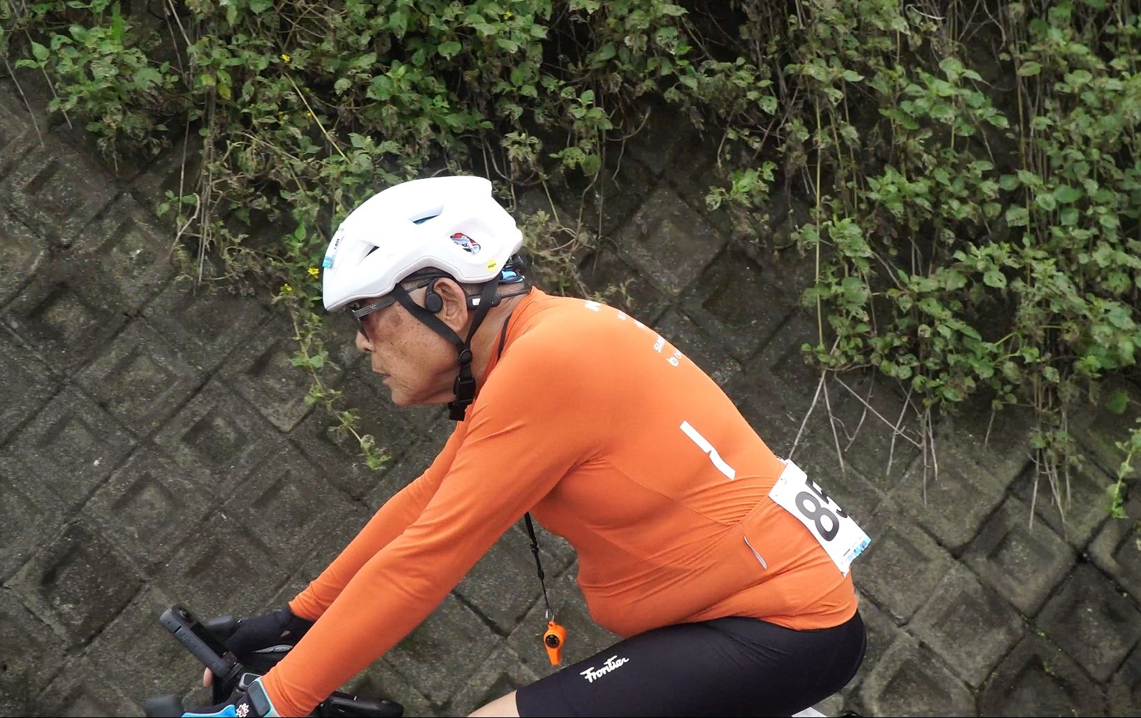 ▲▼世壯運個人公路賽全場最年長的參賽者84歲校長謝文秀勇闖北海岸。（圖／KHS功學社單車提供）