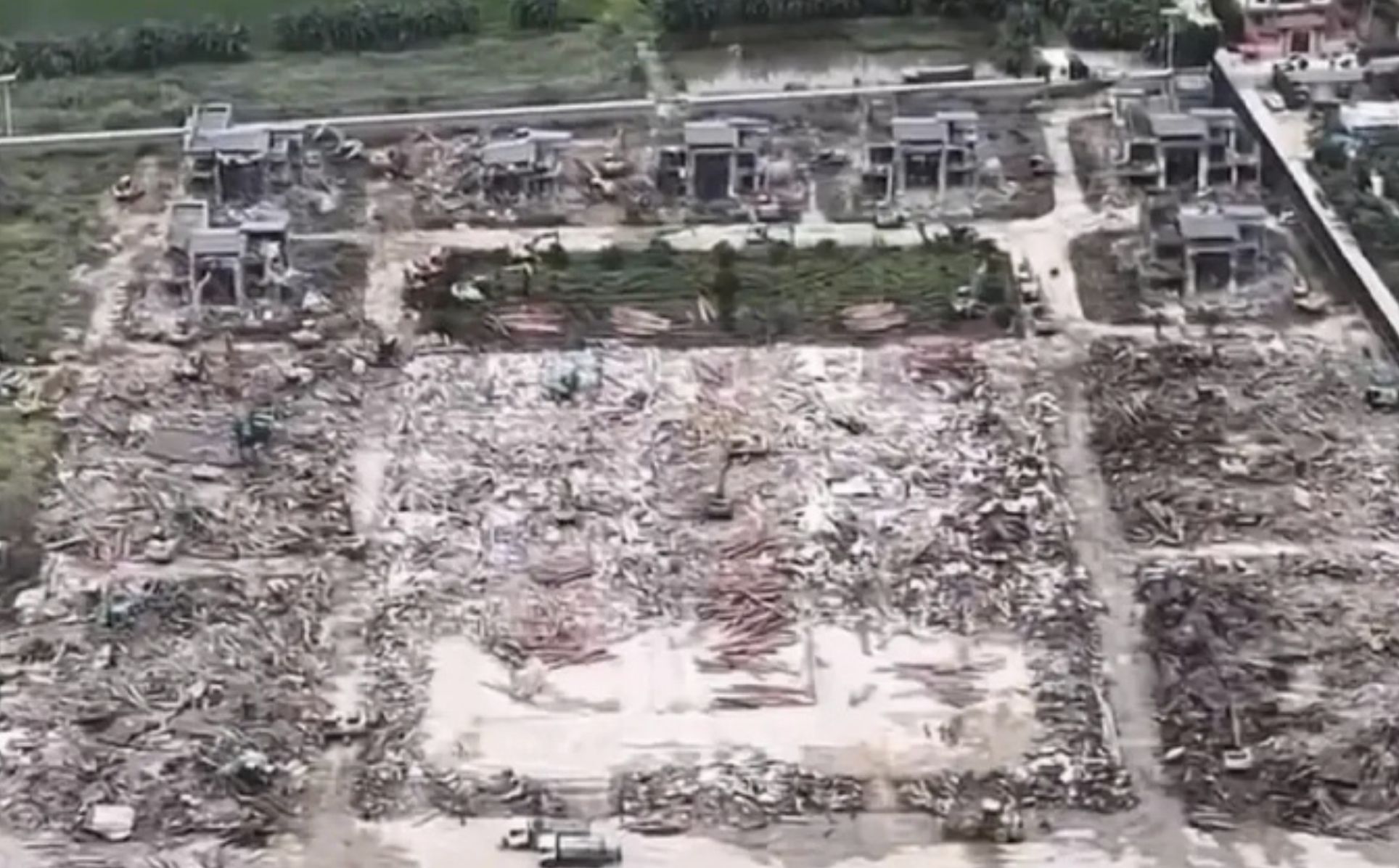 ▲汕頭違建豪宅「英之園」被一夜推平拆光。（圖／翻攝微博）
