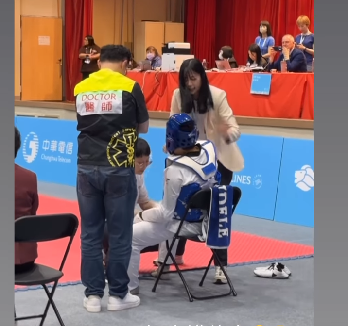 ▲▼跆拳道甜心羅嘉翎在場邊執教恩師劉聰達。（圖／翻攝自IG／chia__ling_）
