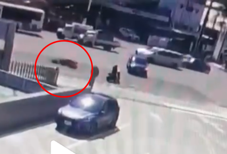 ▲▼高雄驚悚車禍！汽車左轉未禮讓&hellip;女騎士急煞摔進車底遭輾重傷。（圖／記者賴文萱翻攝）