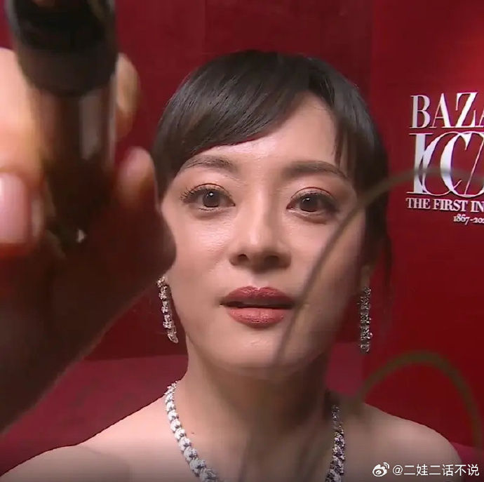 ▲▼芭莎紅毯「鏡頭簽名」變照妖鏡　網：沒去的很幸運。（圖／翻攝自微博）