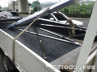 台74線貨車沒綁緊!40根鐵條高速射對向 2車「中箭」畫面曝