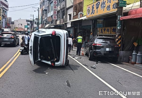 ▲萬丹鄉萬丹路一段自小客翻覆         。（圖／記者陳崑福翻攝）