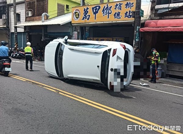 ▲萬丹鄉萬丹路一段自小客翻覆         。（圖／記者陳崑福翻攝）