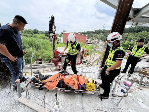 ▲▼竹山建築工地工人遭插入眼窩救護。（圖／記者高堂堯翻攝）