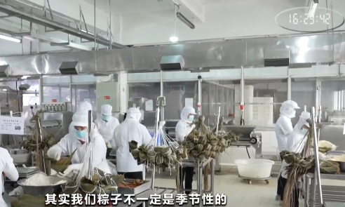 ▲▼工廠內正在包粽子的人員。（圖／翻攝自微博）