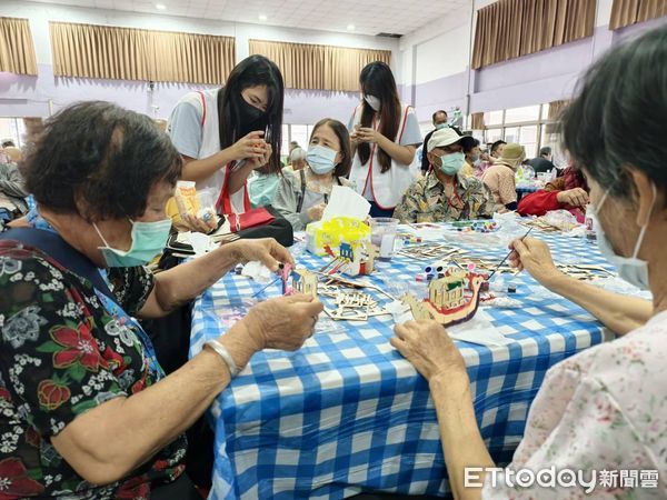 ▲▼台電高雄區處端午送暖250長輩！　91歲嬤學畫繪出最美龍舟。（圖／記者賴文萱翻攝）