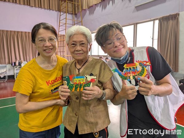 ▲▼台電高雄區處端午送暖250長輩！　91歲嬤學畫繪出最美龍舟。（圖／記者賴文萱翻攝）