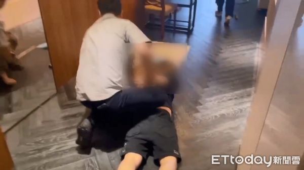 ▲刑事局會同北市特勤隊特警荷槍攻堅逮捕林宥穎。（圖／記者張君豪翻攝）