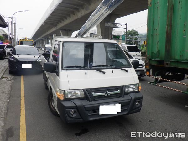 ▲▼台74線發生驚悚車禍，40根鐵條沒有綁緊噴飛砸毀對向2車。（圖／民眾提供，下同）