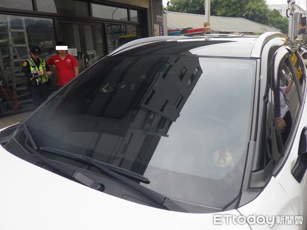 ▲▼台74線發生驚悚車禍，40根鐵條沒有綁緊噴飛砸毀對向2車。（圖／民眾提供，下同）