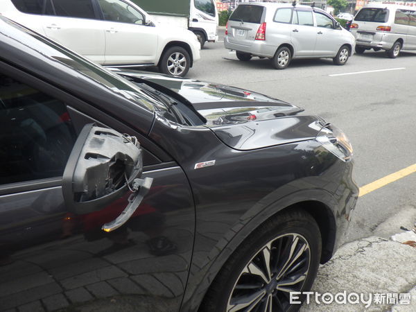 ▲▼台74線發生驚悚車禍，40根鐵條沒有綁緊噴飛砸毀對向2車。（圖／民眾提供，下同）