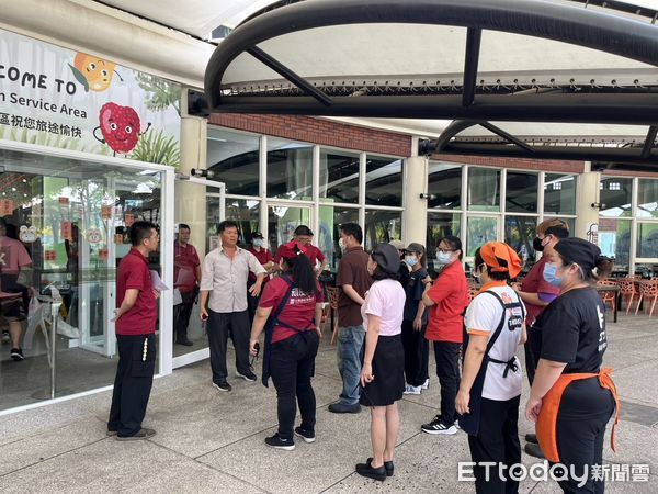 ▲南消第一大隊今於東山服務區舉辦消防演練，模擬星巴克煮食起火情境，展現公私協力應變能力。（記者林東良翻攝，下同）