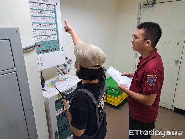 ▲南消第一大隊今於東山服務區舉辦消防演練，模擬星巴克煮食起火情境，展現公私協力應變能力。（記者林東良翻攝，下同）