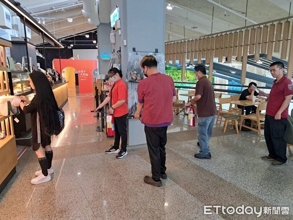 ▲南消第一大隊今於東山服務區舉辦消防演練，模擬星巴克煮食起火情境，展現公私協力應變能力。（記者林東良翻攝，下同）