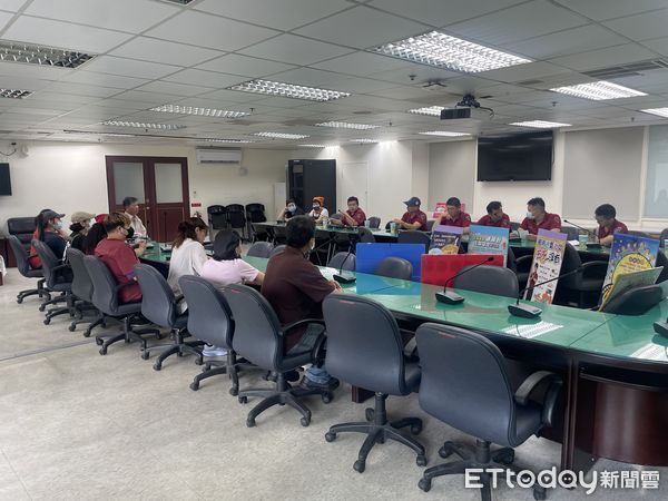 ▲南消第一大隊今於東山服務區舉辦消防演練，模擬星巴克煮食起火情境，展現公私協力應變能力。（記者林東良翻攝，下同）