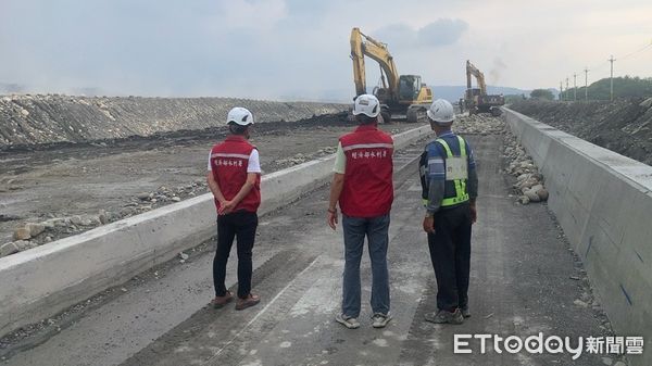 ▲今日晚間至29日受鋒面通過影響，部分地區將有短延時強降雨，及局部豪雨發生機率。提醒山區及沿海低窪地區應特別防範強降雨、雷擊及瞬間強陣風等氣現象。（圖／記者游瓊華翻攝）