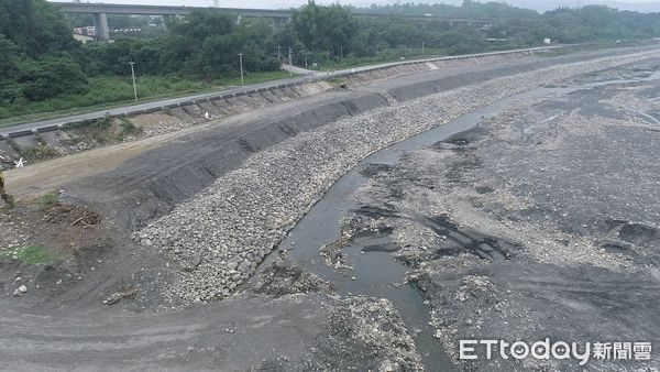 ▲今日晚間至29日受鋒面通過影響，部分地區將有短延時強降雨，及局部豪雨發生機率。提醒山區及沿海低窪地區應特別防範強降雨、雷擊及瞬間強陣風等氣現象。（圖／記者游瓊華翻攝）