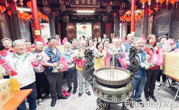 ▲桃園市八德區三元宮愛心肉粽捐贈儀式上，善心與受贈單位均出席。（圖／記者沈繼昌翻攝）