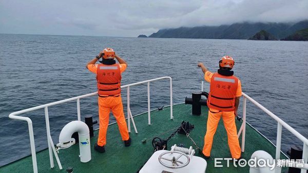 ▲海巡端午異地同步掃蕩 海陸空聯防堵不法。（圖／記者郭世賢翻攝）