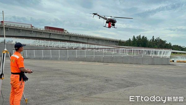 ▲海巡端午異地同步掃蕩 海陸空聯防堵不法。（圖／記者郭世賢翻攝）