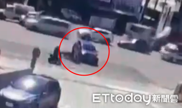 ▲▼高雄驚悚車禍！汽車左轉未禮讓&hellip;女騎士急煞摔進車底遭輾重傷。（圖／記者賴文萱翻攝）