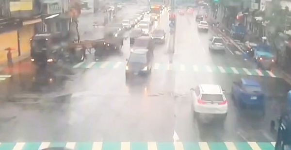 ▲有網友在臉書PO文桃園市桃園區26日清晨在聯結車在有恆街闖紅燈、違停購買檳榔，擋住一整車道引發網友砲轟。（圖／翻攝自臉書《爆料公社》）