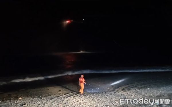 ▲▼快訊／台東6歲童墜溪被沖入海　釣客跳海「成功救人」被浪捲走。（圖／記者楊晨東翻攝）