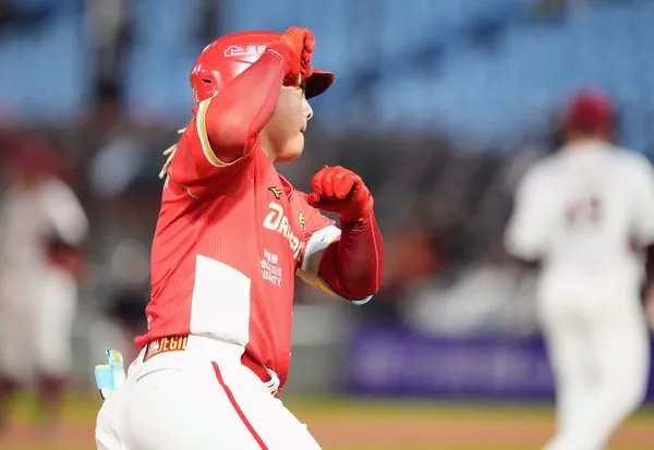 ▲▼   吉力吉撈．鞏冠、劉基鴻相繼開轟          。（圖／味全龍提供）