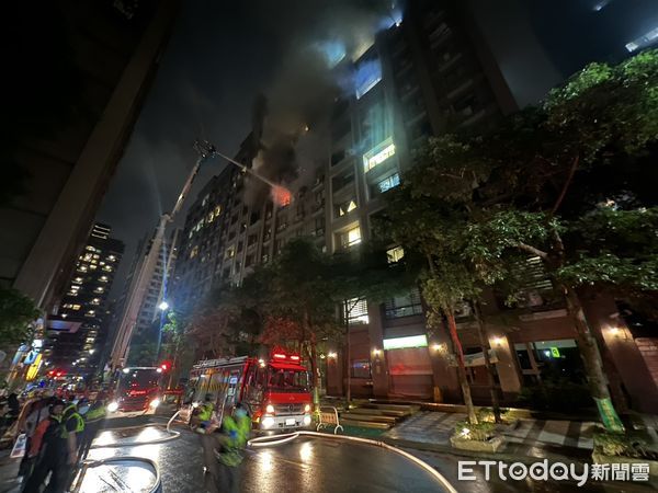 ▲林口高樓驚傳火警，7樓陽台竄火煙，39人緊急疏散。（圖／記者陳以昇翻攝）