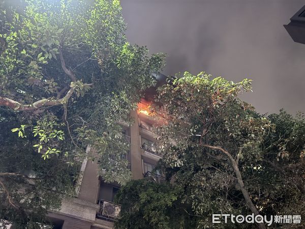 ▲林口高樓驚傳火警，7樓陽台竄火煙，39人緊急疏散。（圖／記者陳以昇翻攝）